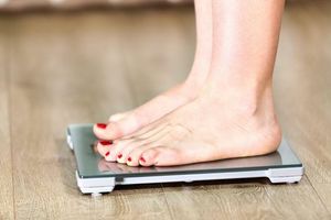 Контролируйте свой вес и здоровье перед летом. Как выбрать надежные напольные весы для женщин?  фото