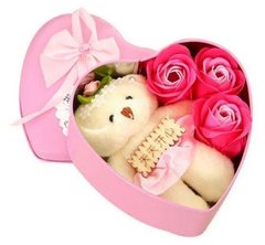 Коробка у формі серця Рожева з мильним квіткою з 3 трояндами і 1 мишком 4197 фото