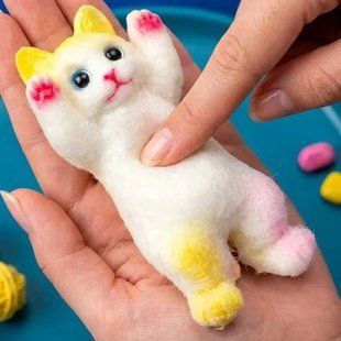 Сквіш-антистрес Котик лежить на спині Білий з жовтим 37339 фото