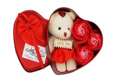 Коробка в форме сердца Красная с мыльным цветком с 3 розами и 1 мишкой