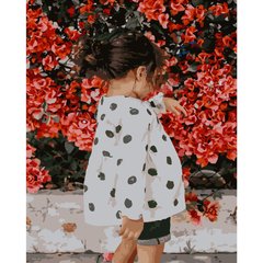 Картина за номерами Strateg ПРЕМІУМ Дівчинка і червоні квіти розміром 40х50 см (GS266) GS266-00002 фото
